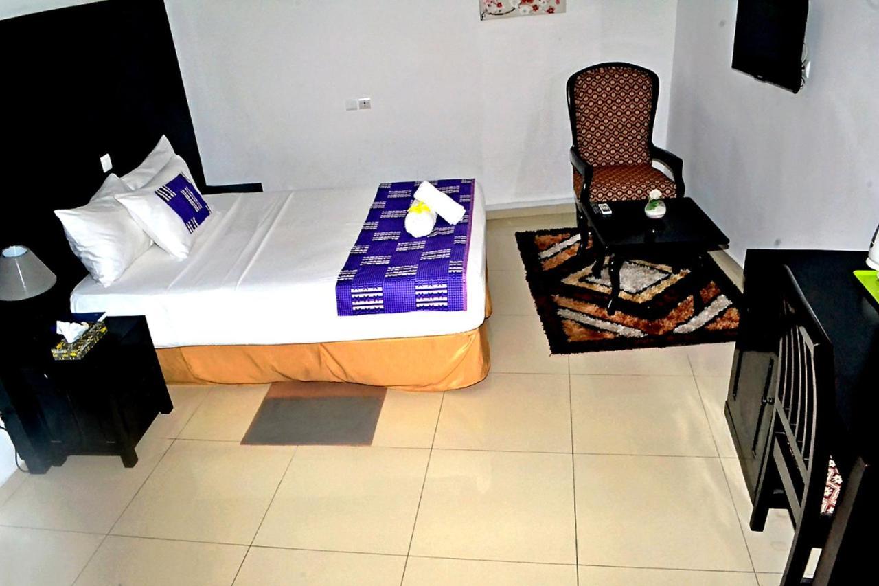 Hotel Bkbg Ломе Екстериор снимка