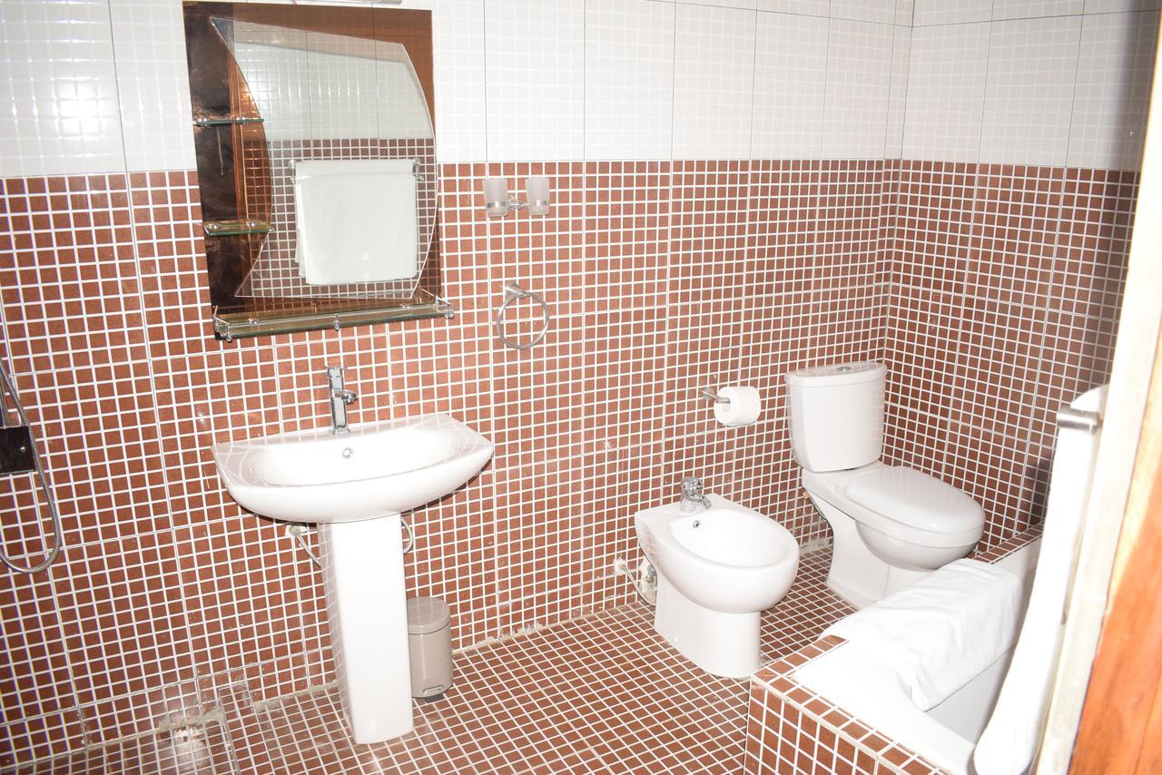 Hotel Bkbg Ломе Екстериор снимка